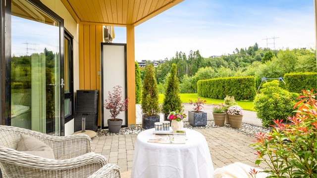 Terrassen er vendt mot sør og lagt med heller og grusbed. Dette er en lun terrasse som selger har benyttet seg av fra tidlig vår.
