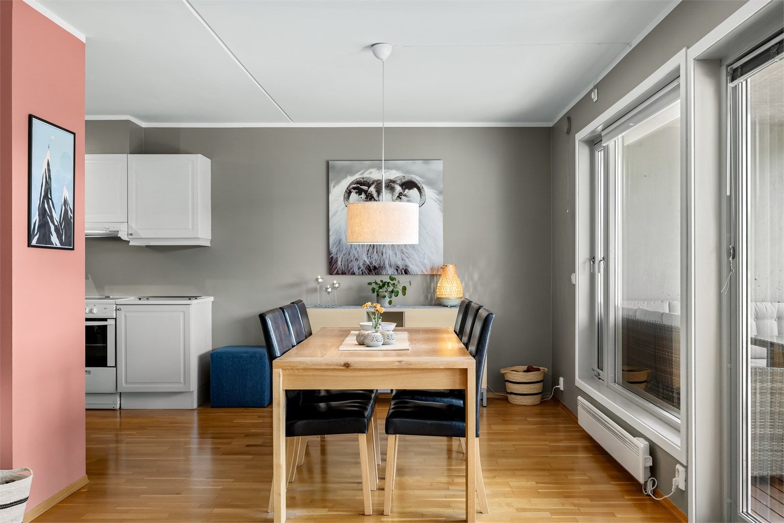 Spiseplassen har plass til et langbord for hyggelige sammenkomster.