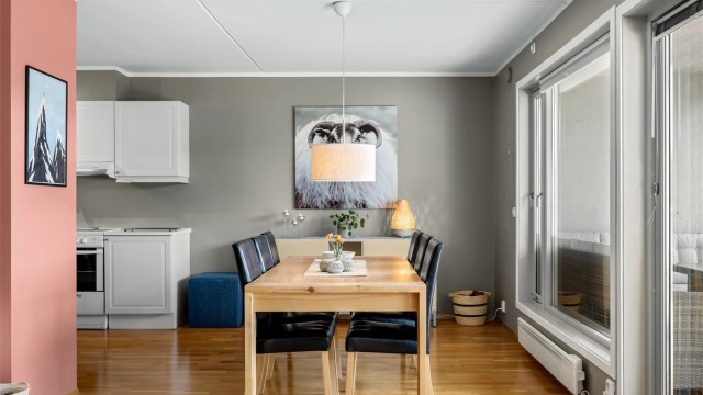 Spiseplassen har plass til et langbord for hyggelige sammenkomster.
