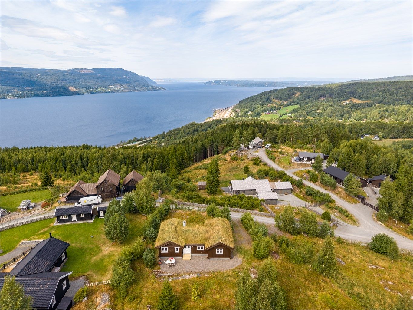 Området byr også på gode muligheter for fiske, bading, sopp- og bærplukking, og flere idylliske skogsvann ligger innen kort avstand.