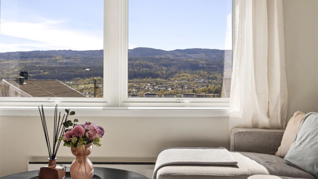 Store vindusflater slipper inn rikelig med dagslys og rammer inn den fine utsikten. Vinduer er fra 2012 og 2023.
