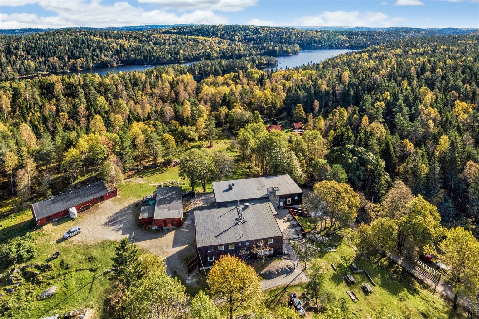 Vangen skistue ligger i nærområdet med dyrehold og servering. 
