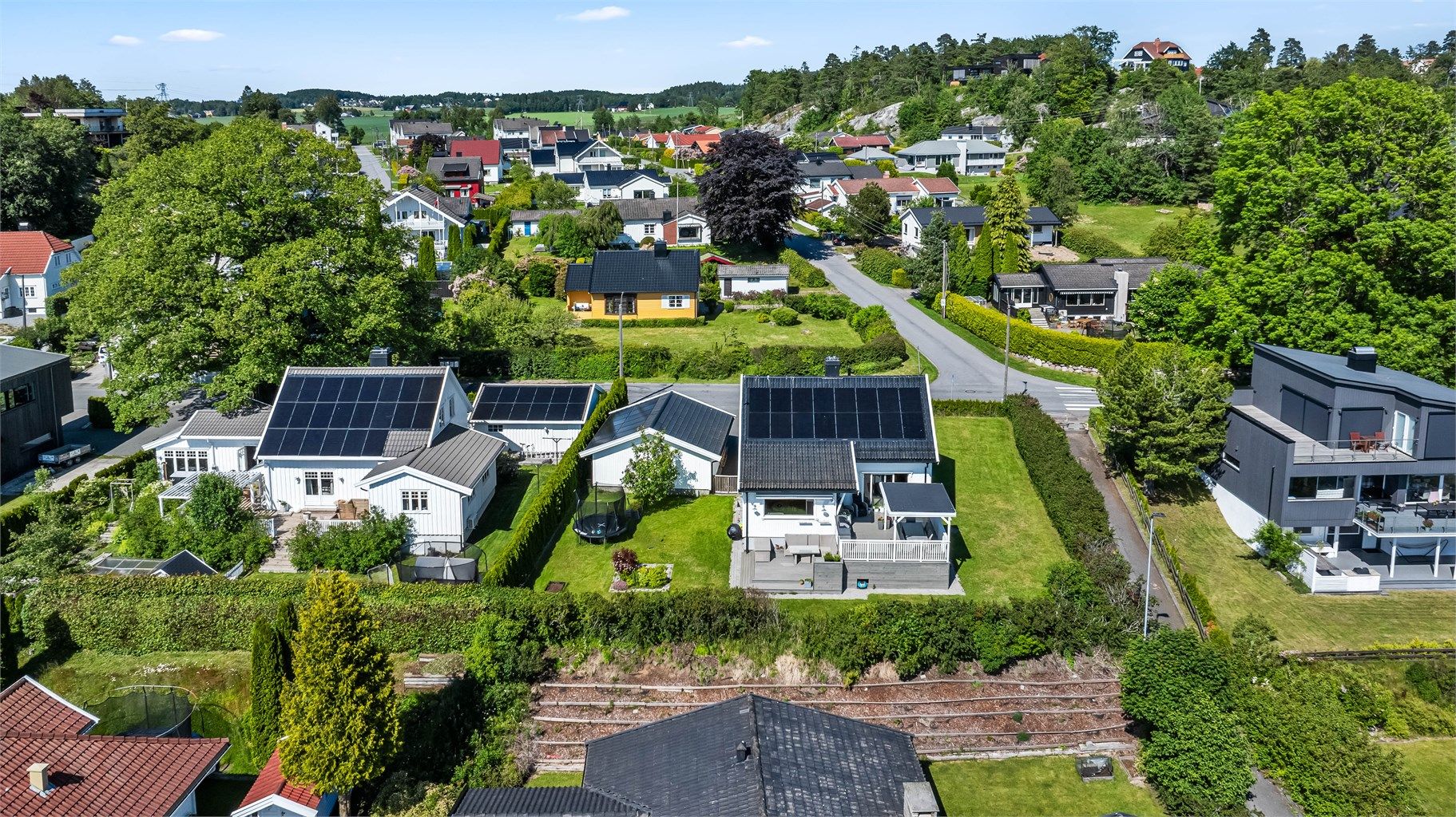 Solcellepanel på taket – med en estimert årsproduksjon på 10 000 kWh dekker det store deler av husets strømforbruk.