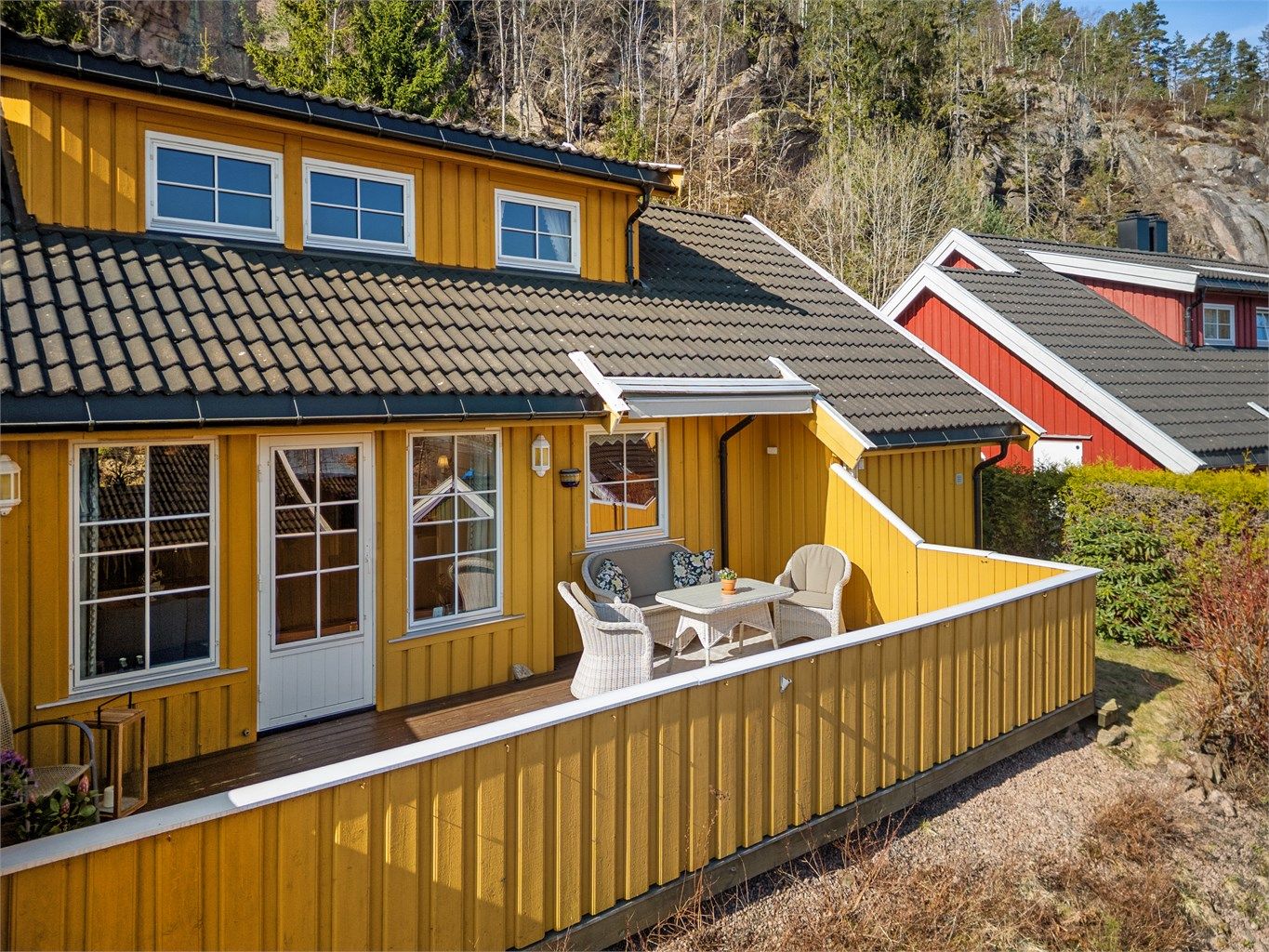 Sol fra tidlig morgen til ca. kl. 14.00-15.00 (midtsommerstid) iflg. selger.