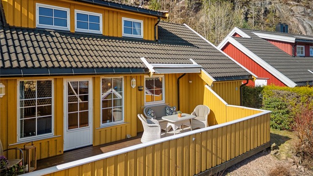 Sol fra tidlig morgen til ca. kl. 14.00-15.00 (midtsommerstid) iflg. selger.