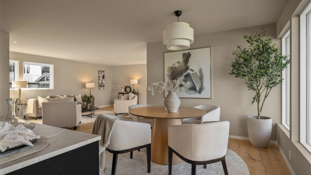 Stuen har god plass til en romslig sofagruppe og øvrig møblement.