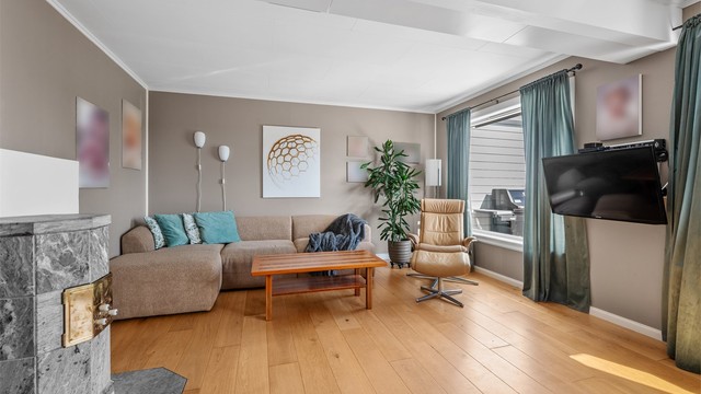 I stuen er det en flott klebersteinsovn som avgir behagelig og god varme