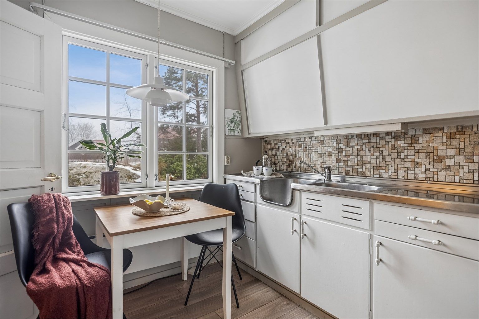 Separat kjøkken med nostalgisk kjøkkeninnredning i retrostil. 