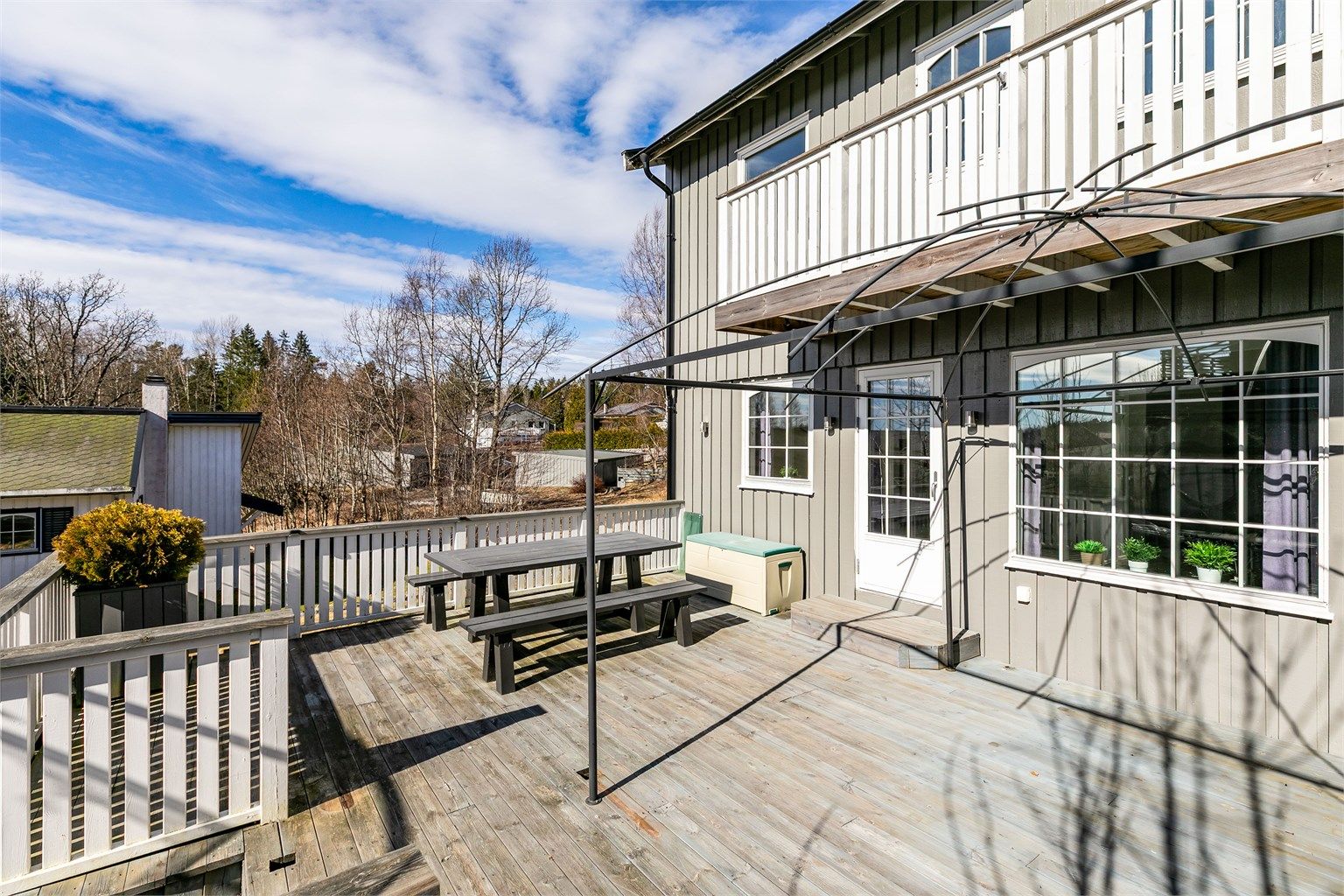 Boligen inneholder en familieorientert romløsning over to plan. De fleste rom er pusset opp i senere år, ytterligere påkostninger må påregnes. Fasaden ble malt i 2020. Fotograf; Børge Oppegård.