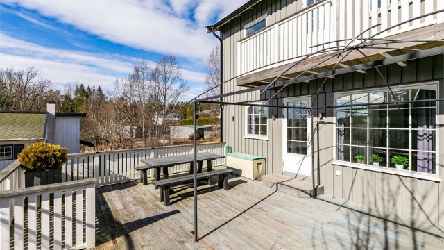Boligen inneholder en familieorientert romløsning over to plan. De fleste rom er pusset opp i senere år, ytterligere påkostninger må påregnes. Fasaden ble malt i 2020. Fotograf; Børge Oppegård.