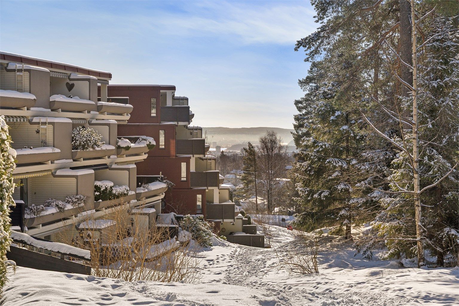 Bygningene er luftig plassert med god avstand og åpne grøntområder mellom.