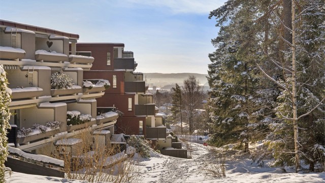 Bygningene er luftig plassert med god avstand og åpne grøntområder mellom.