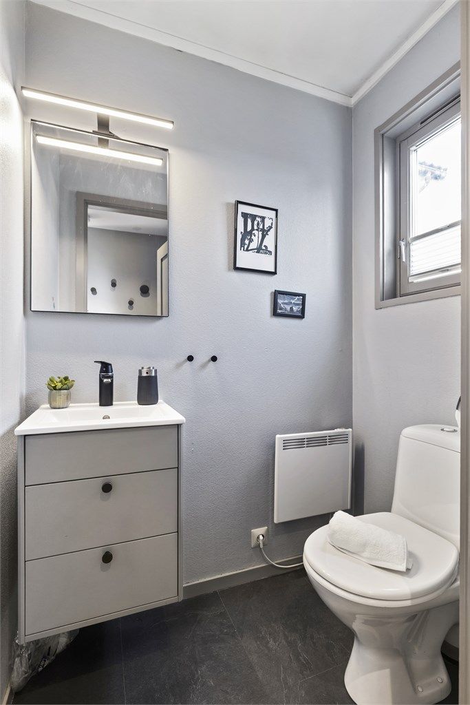 Praktisk toalettrom i første etasje, lett tilgjengelig fra entréen.