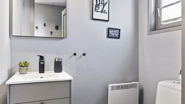 Praktisk toalettrom i første etasje, lett tilgjengelig fra entréen.