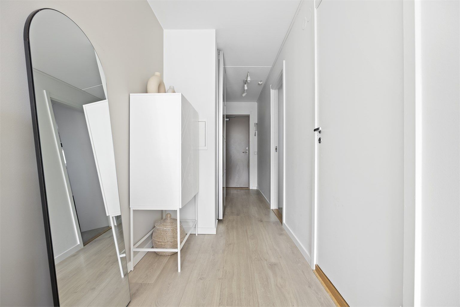 Boligen disponerer 1 sportsbod på 6 m² i kjeller