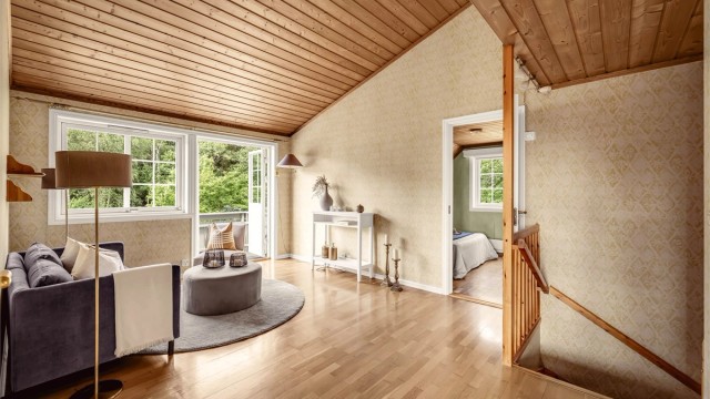 2 etasje har en lys og hyggelig stue med utgang til balkong. Kan enkelt sette opp lettvegg på dette rommet og benyttes som soverom