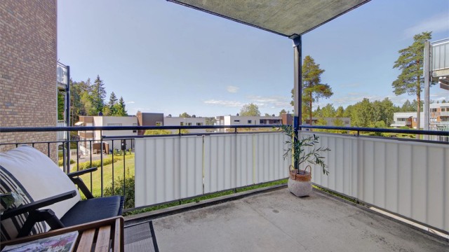 Vestvendt balkong på 10 kvm - sol fra ettermiddag til kveld - pent utsyn med lite innsyn
