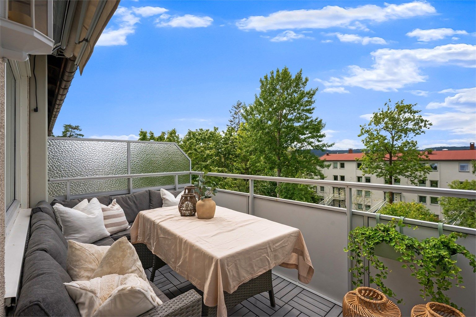 Balkongen på 8 m² er vestvendt og har plass til en hyggelig sittegruppe. Foto: Zovenfra AS