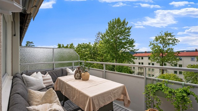 Balkongen på 8 m² er vestvendt og har plass til en hyggelig sittegruppe. Foto: Zovenfra AS