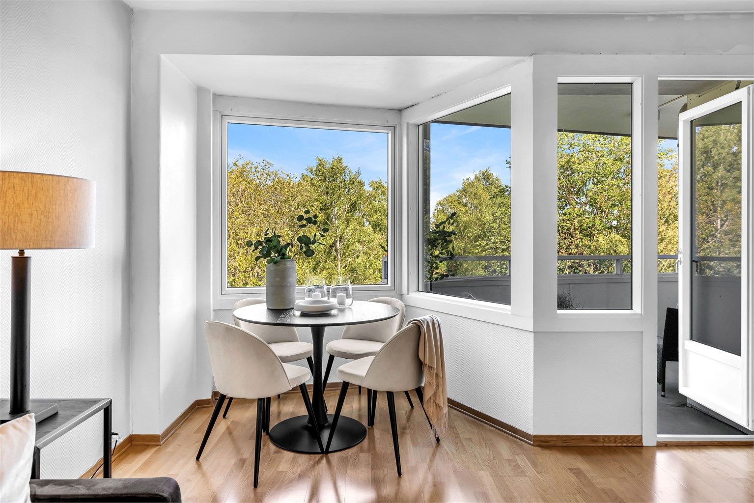 Naturlig plass for innredning av egen spisesone ved vinduet. 