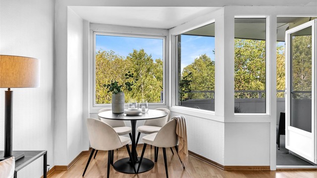 Naturlig plass for innredning av egen spisesone ved vinduet.