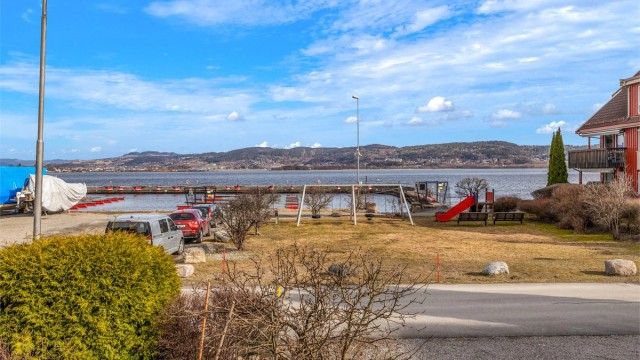 Leiligheten har en fin beliggenhet like ved fjordkanten på Tangen.
Foto: Haiman Askari