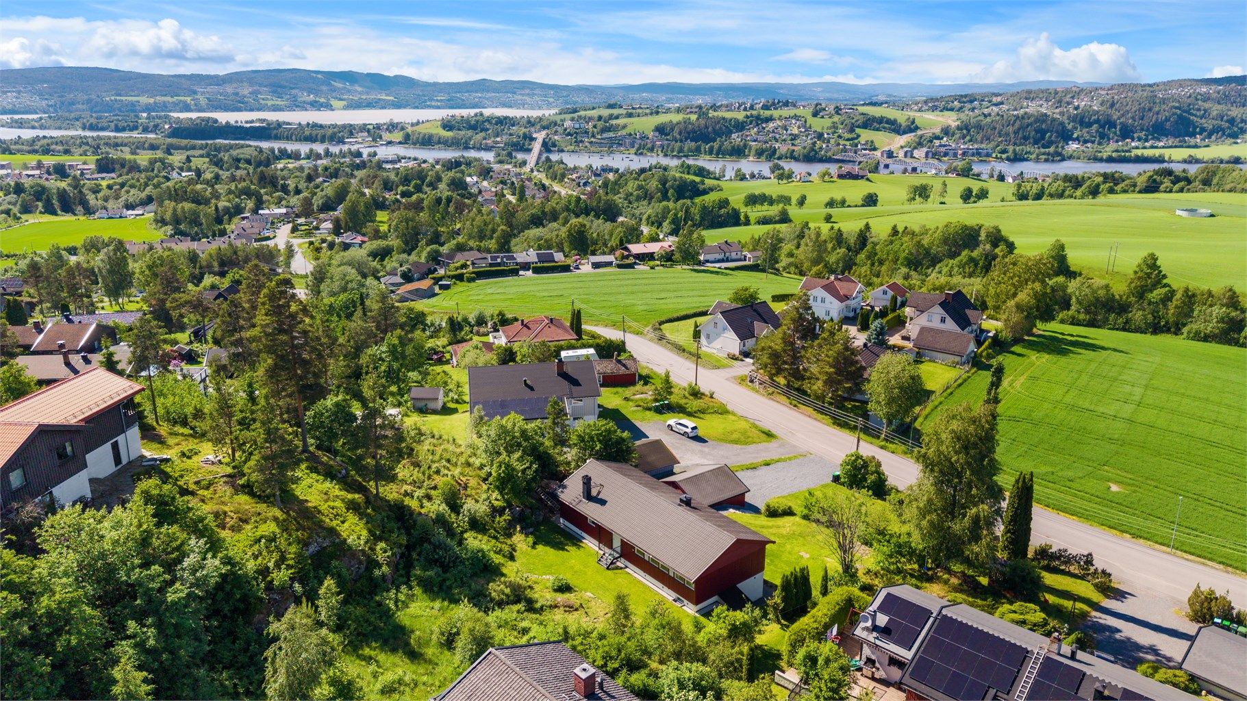 Fra eiendommen er det kort vei til Fetsund sentrum og Lillestrøm, med tog til Oslo på ca. 22 minutter fra Svingen stasjon.