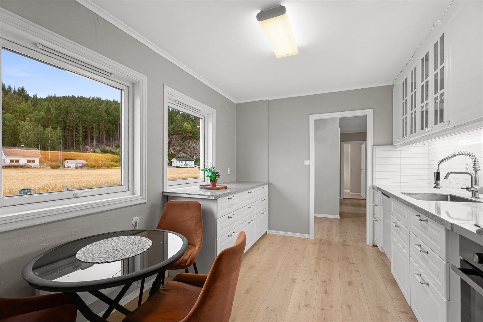 Hoveddel 1 etg- Pent kjøkken, her er det godt med skap og benkeplass