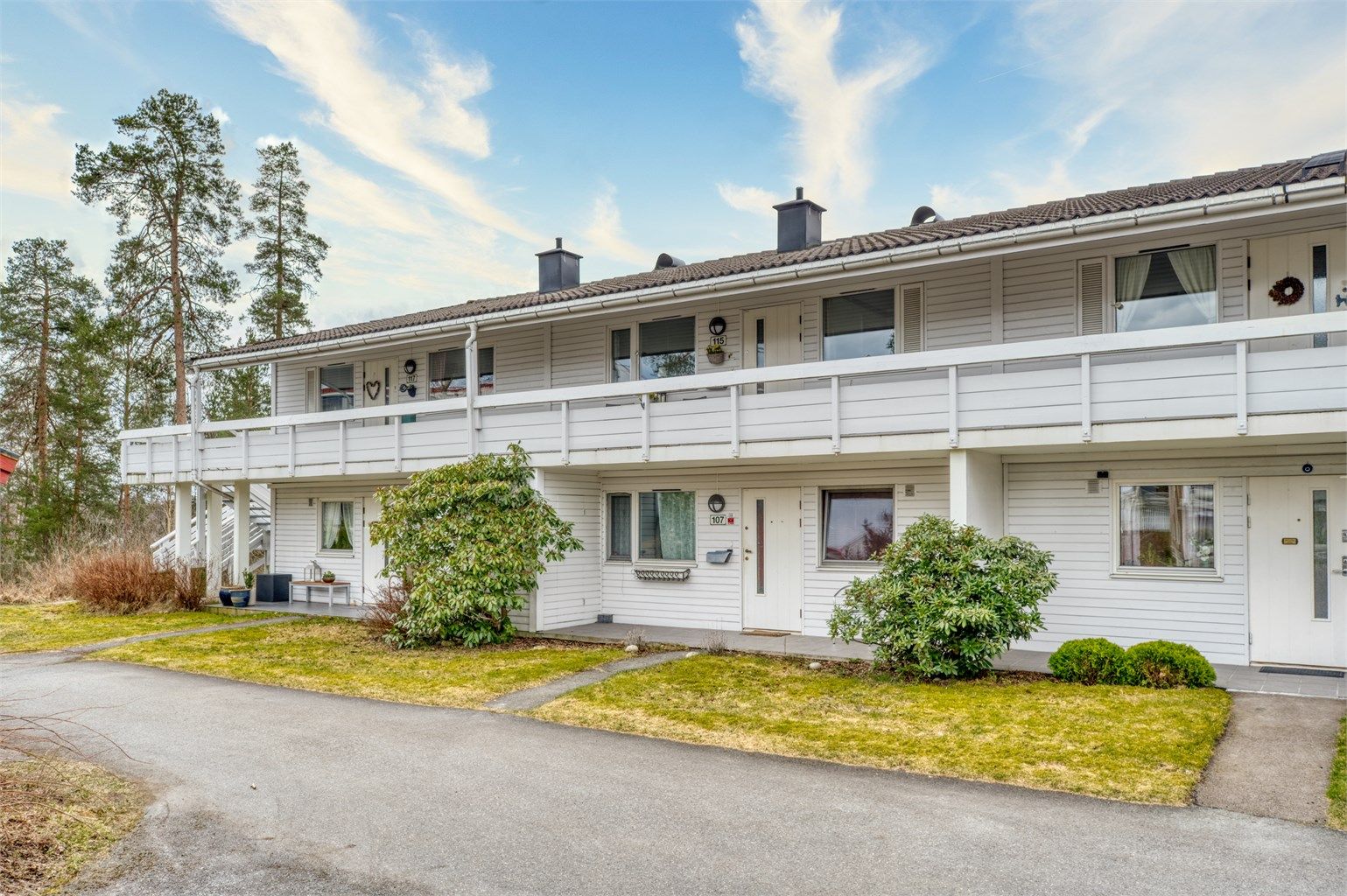 Velkommen til Gamle Enebakkvei 115!
En romslig og fin 3-roms med småhus-følelsen Bygningen er oppført i 1989.
Foto: Martine Eren Jacobsen.