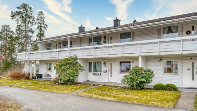 Velkommen til Gamle Enebakkvei 115!
En romslig og fin 3-roms med småhus-følelsen Bygningen er oppført i 1989.
Foto: Martine Eren Jacobsen.