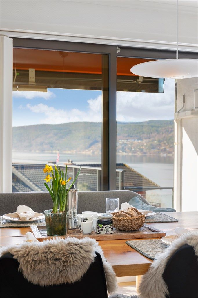 Utsikten mot fjorden kan nytes også fra spisebordet.