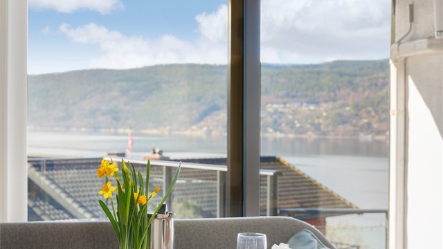 Utsikten mot fjorden kan nytes også fra spisebordet.