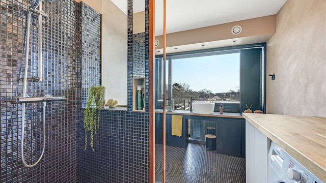 Badet i første etasje fungerer også som vaskerom. Rommet har flislagt gulv med varmekabler.