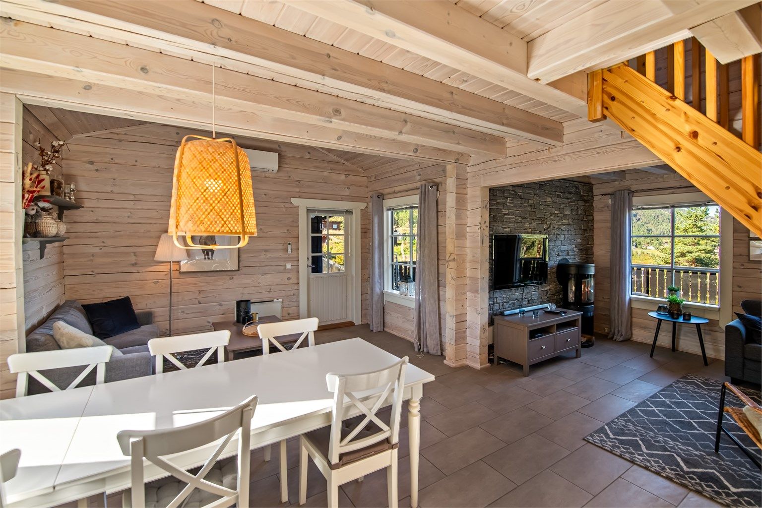 Stuen har gode møbleringsmuligheter og med plass til både salong, spisestue og tv-stue