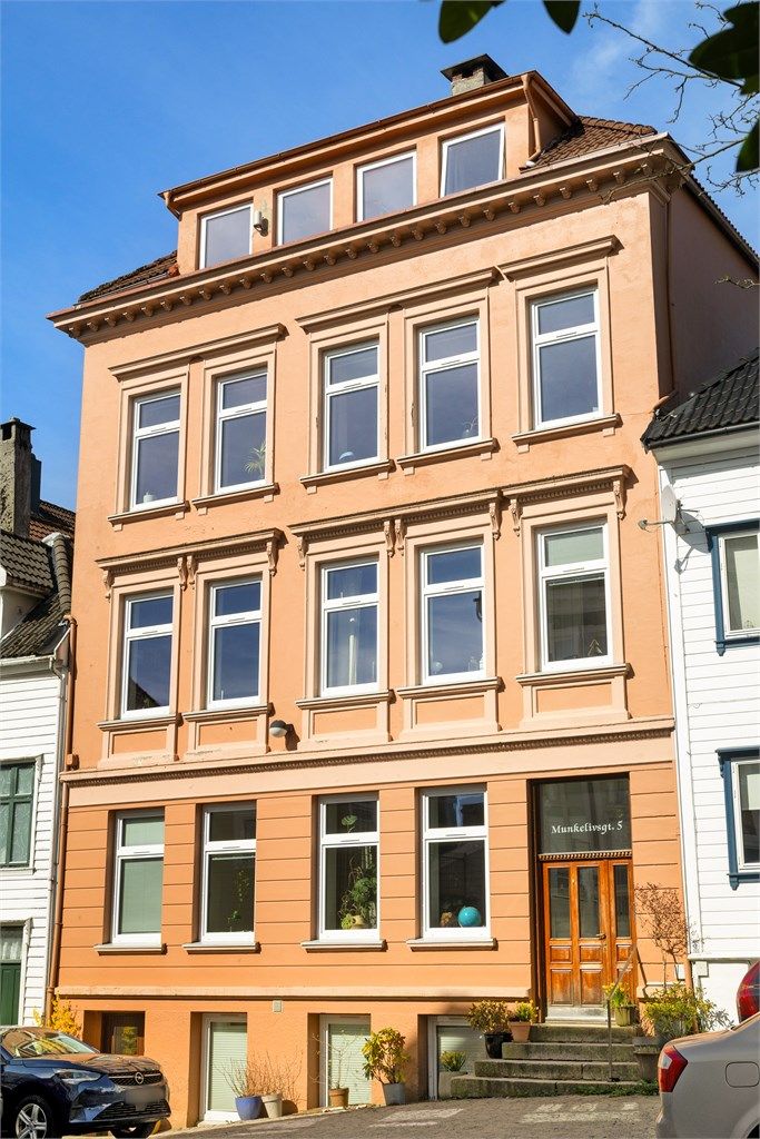 Flott fasade i en varm og fin farge og  med fine detaljer