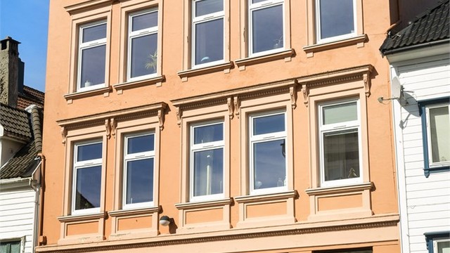 Flott fasade i en varm og fin farge og med fine detaljer