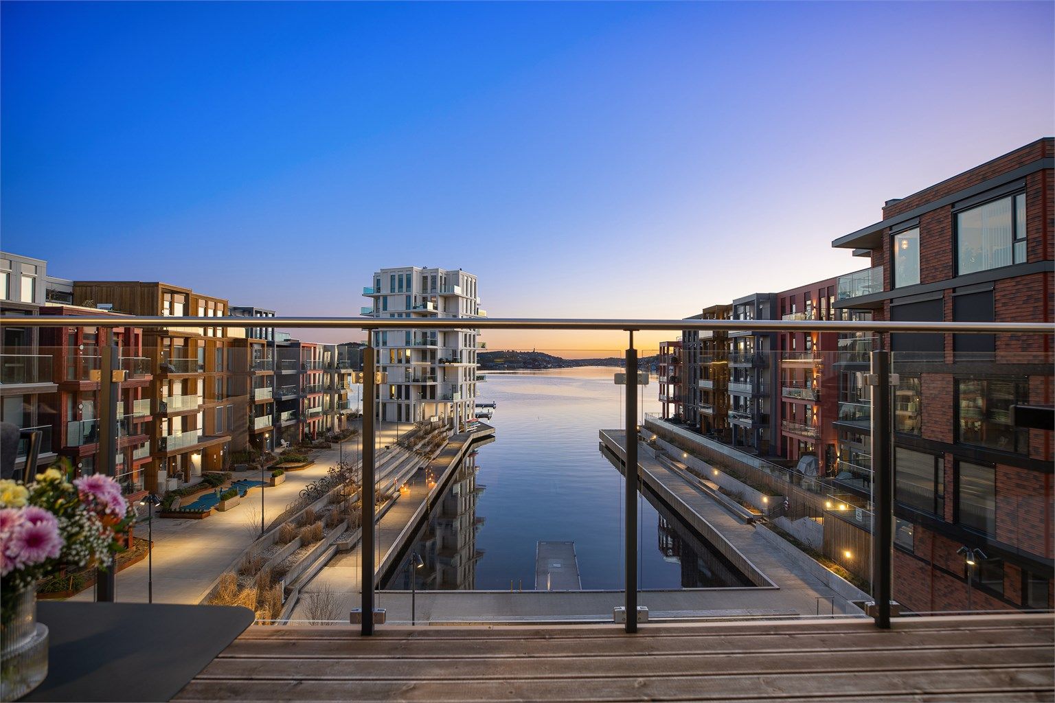 Luftig balkong uten overbygg og praktfull utsikt mot sjøen og det omkringliggende landskapet