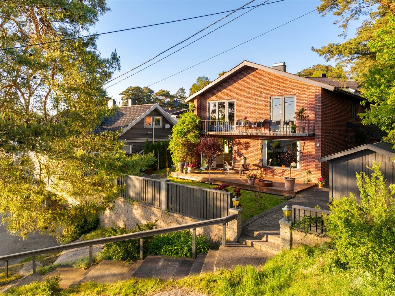 I lyset fra ettermiddags- og kveldssolen nærmest gløder den varme teglsteinen som gir boligen egenart og karakter.