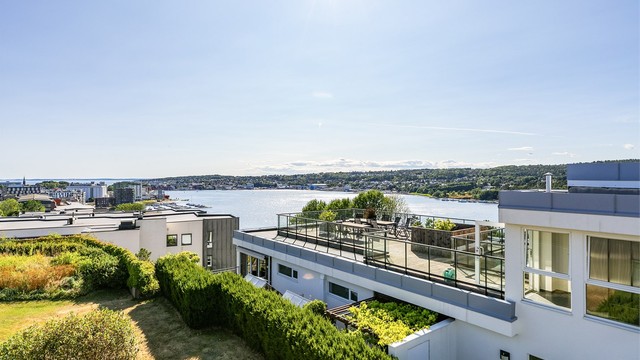 Som seksjonseier i Røysveien 39 får du tilgang til sameiets store takaltan med storslagen utsikt.