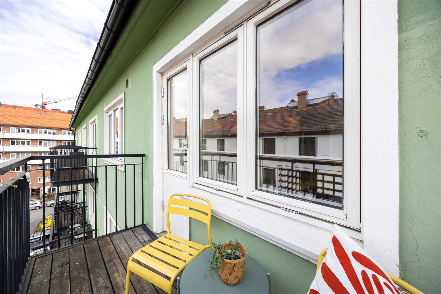 Fra stuen er det utgang til leilighetens balkong. Balkongen vender mot nordvest og er oppmålt til ca. 3 kvm.