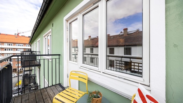 Fra stuen er det utgang til leilighetens balkong. Balkongen vender mot nordvest og er oppmålt til ca. 3 kvm.