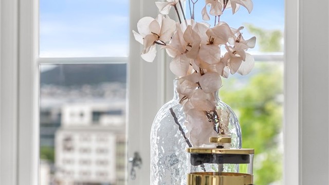 Vinduene rammer inn utsikten mot den sjarmerende bebyggelsen i sentrum.