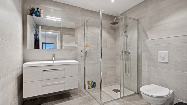 Badet er oppusset i ca 2020, badet har flislagte gulv og vegger. Gulvvarme. Dusjnisje med vegger/skyvedør, vegghengt ec, innredning med servant og opplegg for vaskemaskin.