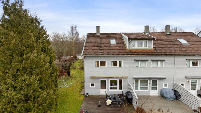 Velkommen til Solligrenda 14, et enderekkehus i meget populært område