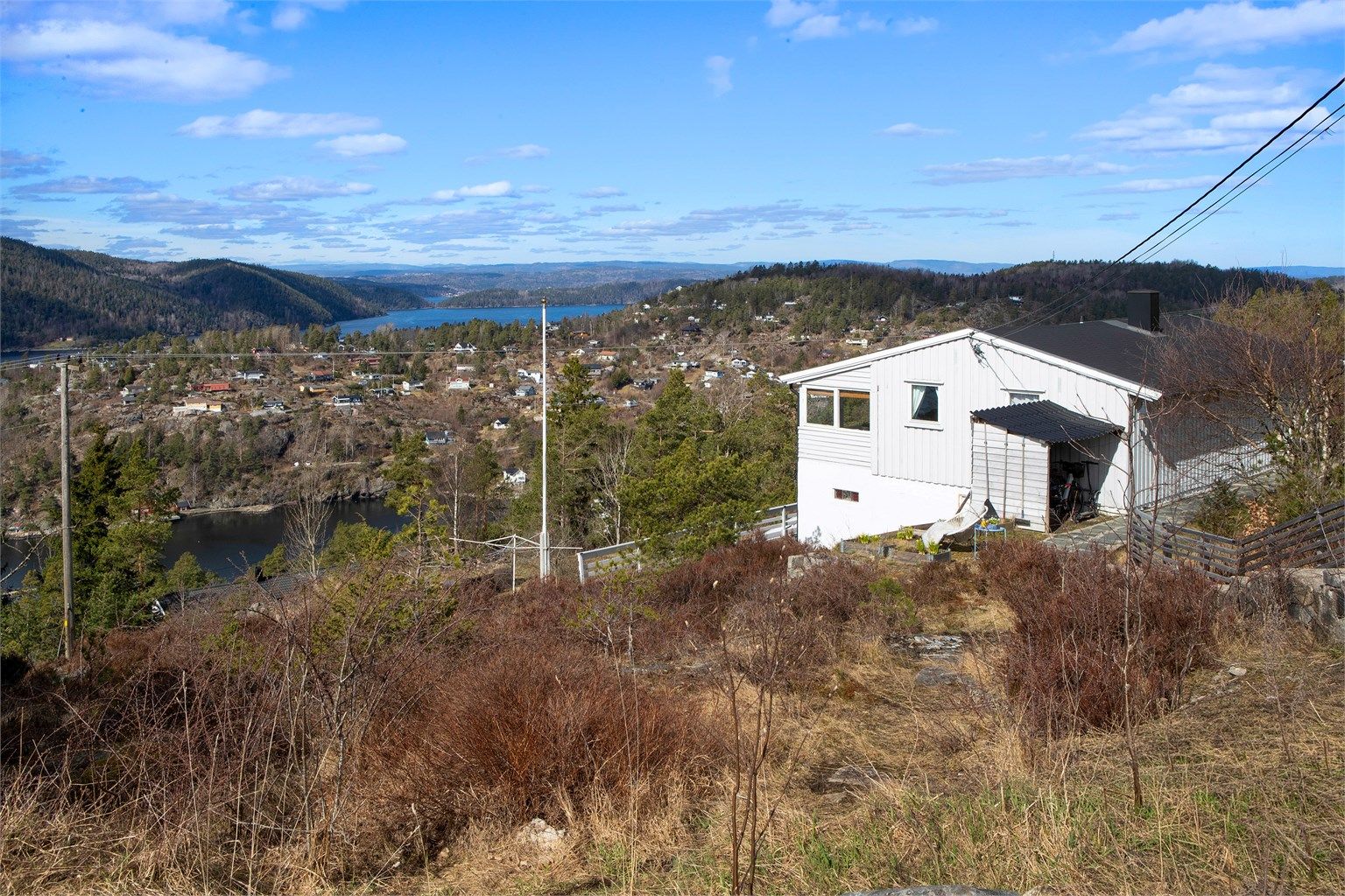 Eiendommen ligger høyt og fritt i terrenget, med gode solforhold.