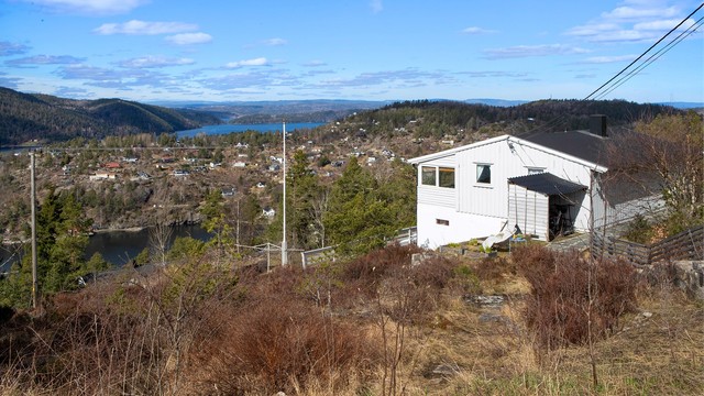 Eiendommen ligger høyt og fritt i terrenget, med gode solforhold.