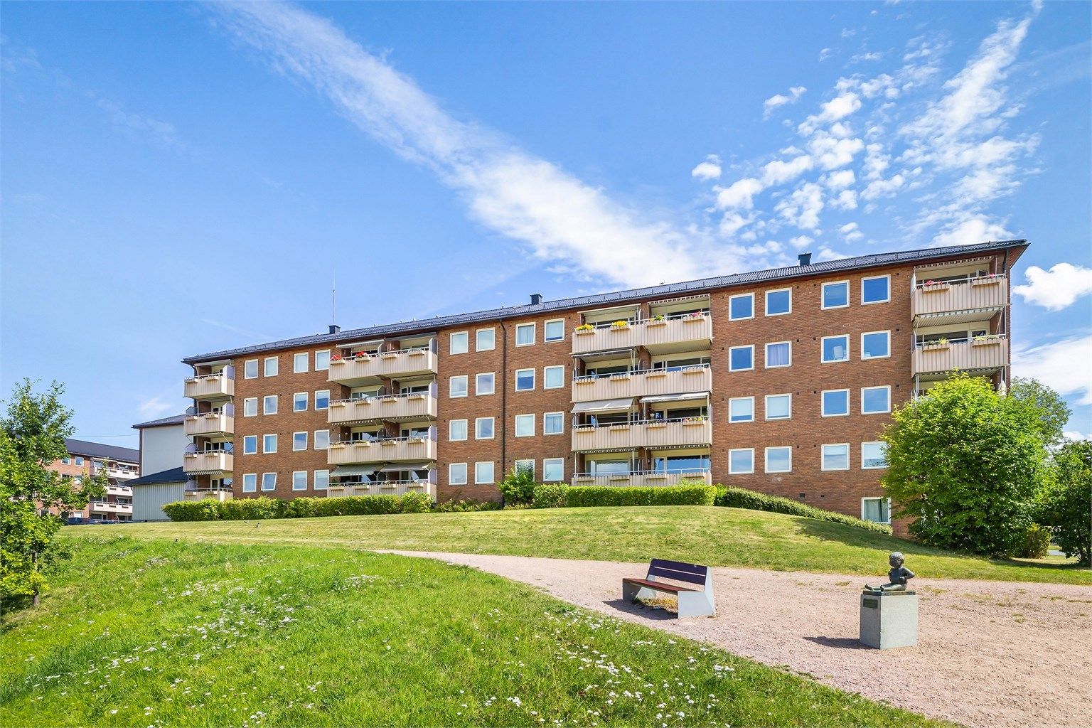 Nordalveien 70 har en god intern beliggenhet med parken som nærmeste nabo