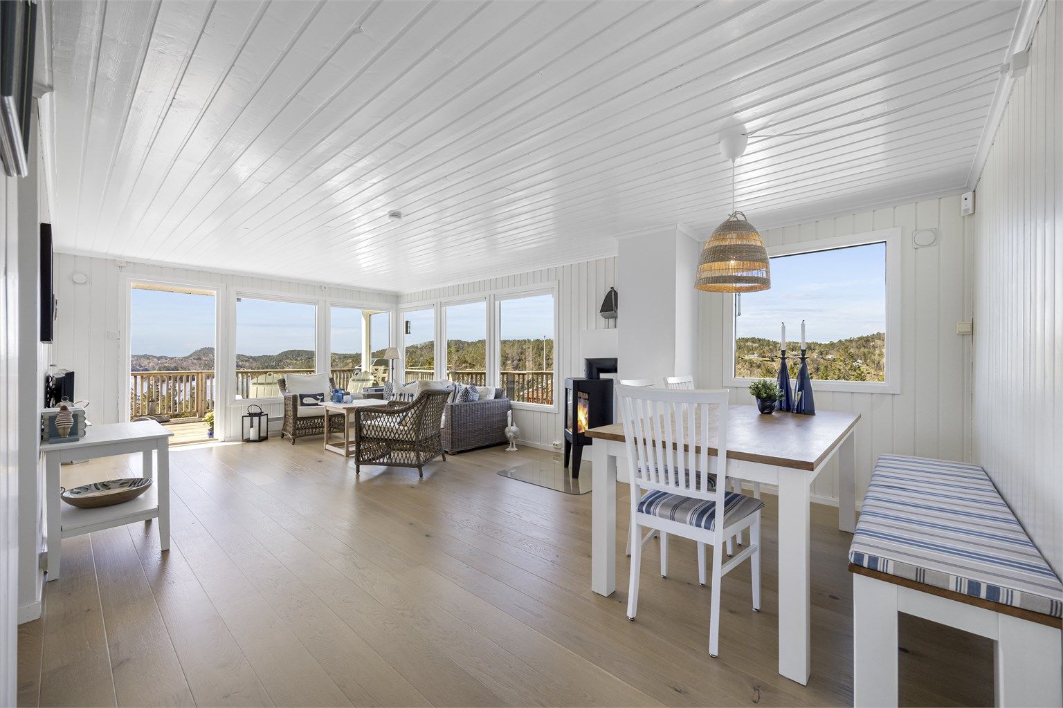 Stuen og spisestuen er et lyst og åpent oppholdsrom med plass til flere soner.