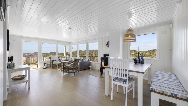 Stuen og spisestuen er et lyst og åpent oppholdsrom med plass til flere soner.