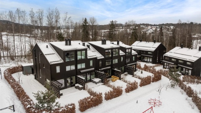 Staversletta består av rekkehus og kjeda tomannsboliger med til sammen 63 boenheter